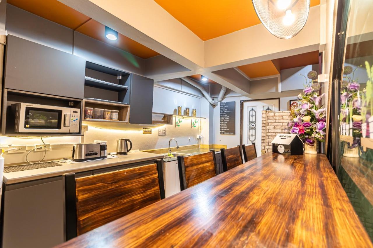Snoozzze Hostel ใกล้รถไฟฟ้า ย่านบางรัก (Adults Only) Бангкок Экстерьер фото