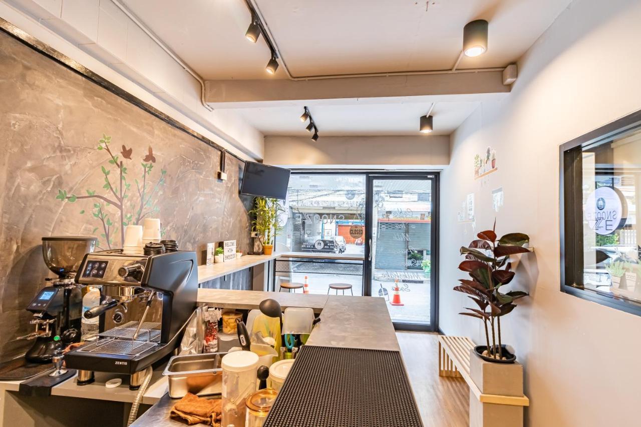 Snoozzze Hostel ใกล้รถไฟฟ้า ย่านบางรัก (Adults Only) Бангкок Экстерьер фото