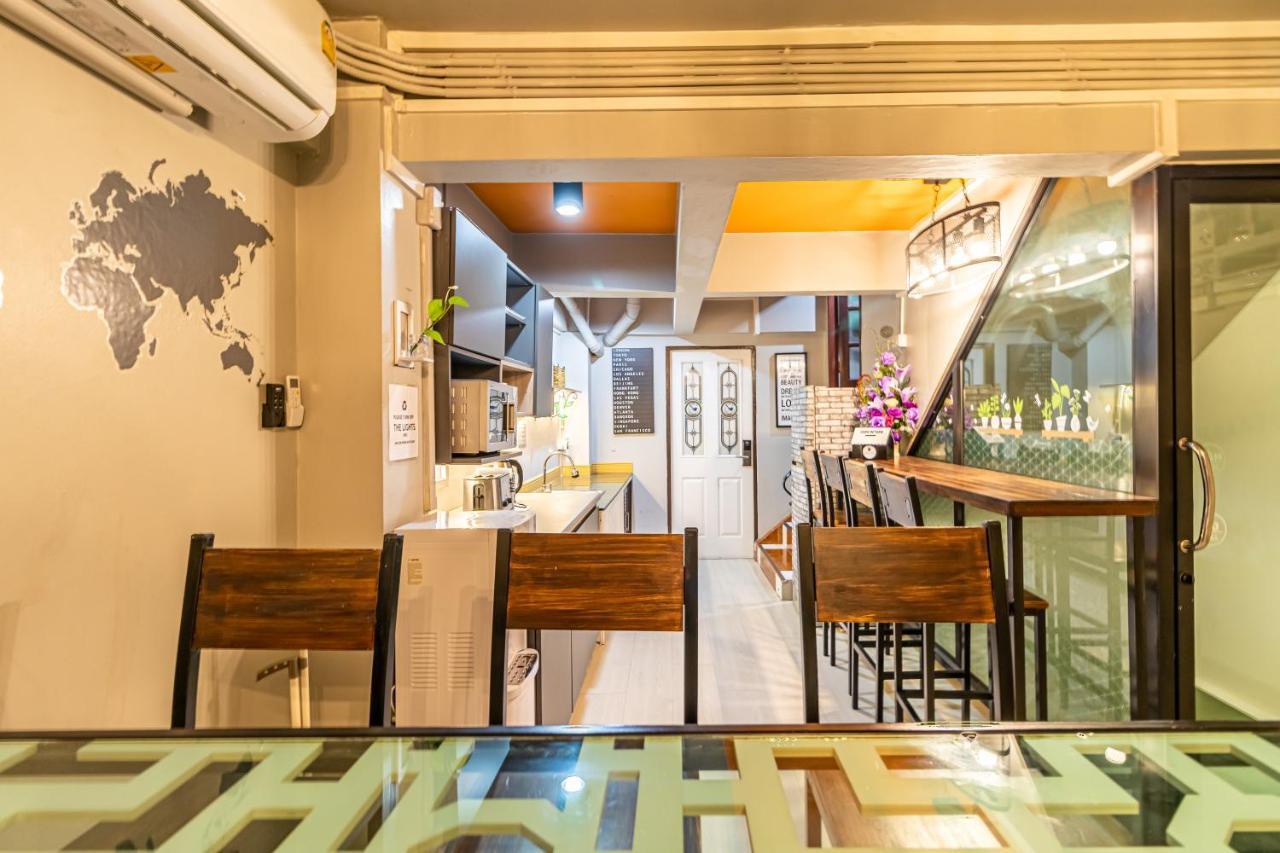 Snoozzze Hostel ใกล้รถไฟฟ้า ย่านบางรัก (Adults Only) Бангкок Экстерьер фото