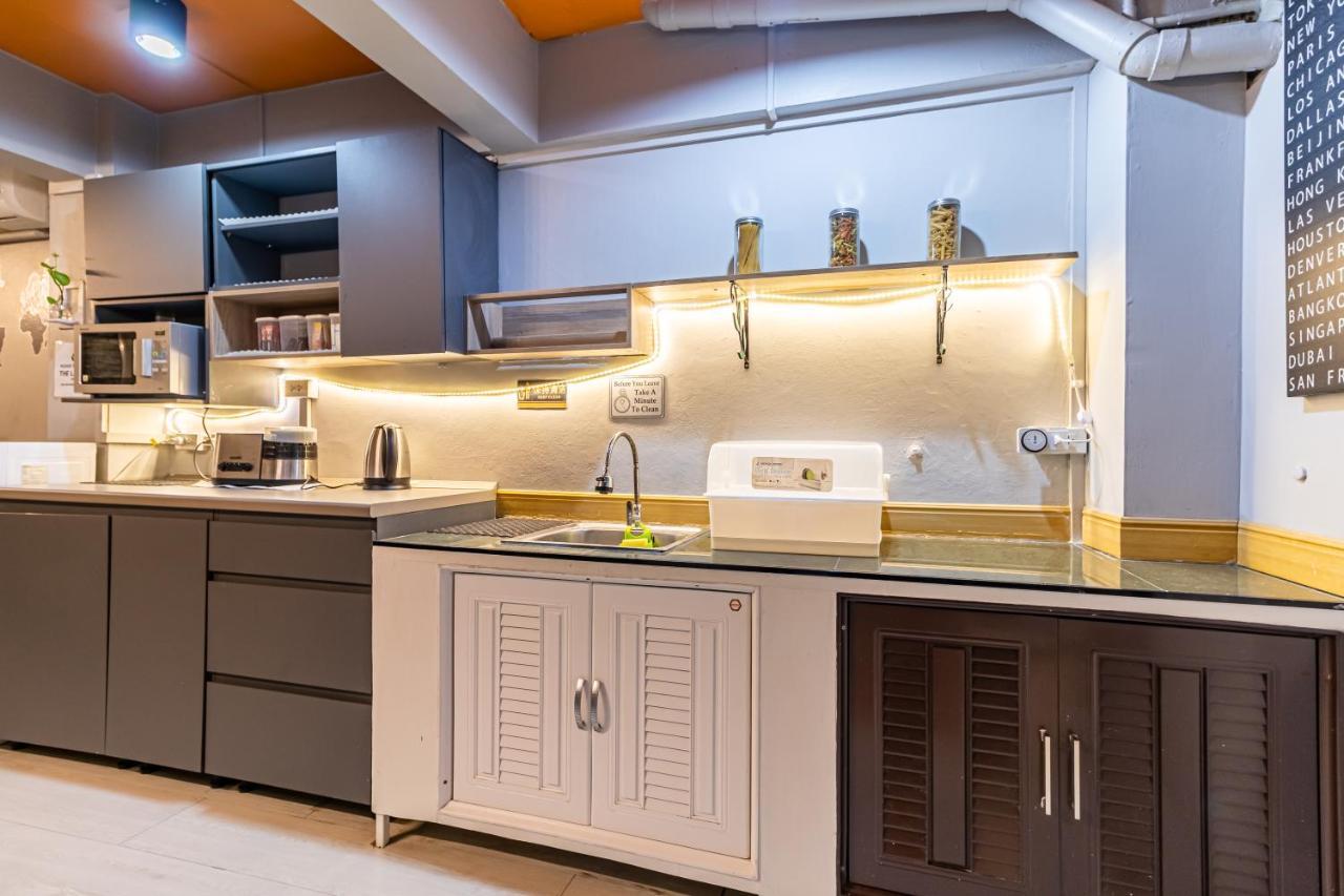 Snoozzze Hostel ใกล้รถไฟฟ้า ย่านบางรัก (Adults Only) Бангкок Экстерьер фото