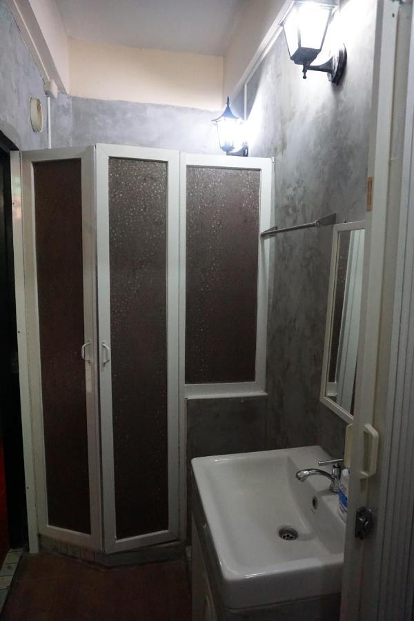 Snoozzze Hostel ใกล้รถไฟฟ้า ย่านบางรัก (Adults Only) Бангкок Экстерьер фото