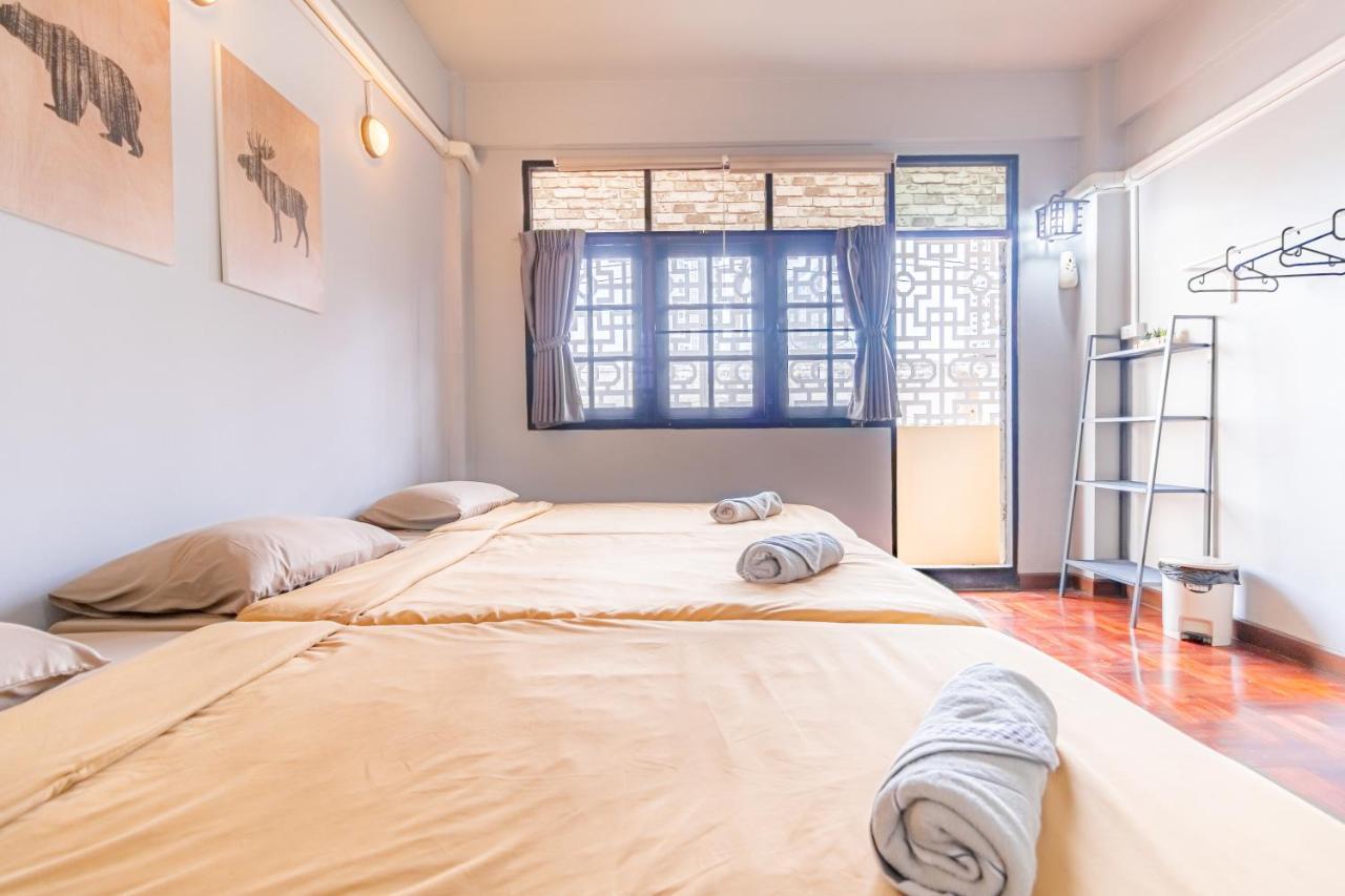 Snoozzze Hostel ใกล้รถไฟฟ้า ย่านบางรัก (Adults Only) Бангкок Экстерьер фото
