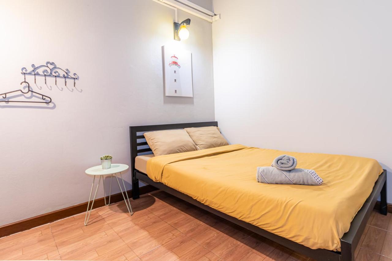 Snoozzze Hostel ใกล้รถไฟฟ้า ย่านบางรัก (Adults Only) Бангкок Экстерьер фото