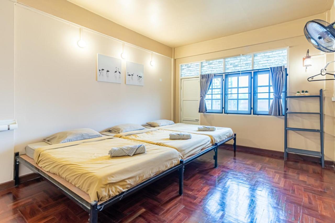 Snoozzze Hostel ใกล้รถไฟฟ้า ย่านบางรัก (Adults Only) Бангкок Экстерьер фото